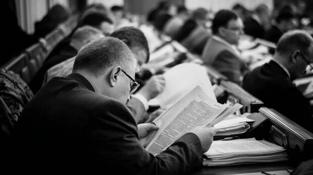 Депутат-застройщик из ЛДПР предложил снова повысить тарифы на ЖКХ: Иначе будут "плохо убирать снег"