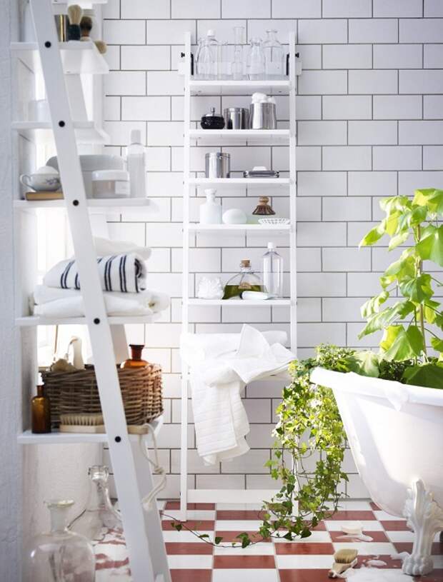 Преобразить ванную комнату возможно при помощи оригинального оформления стен белой плиткой, что вдохновит.