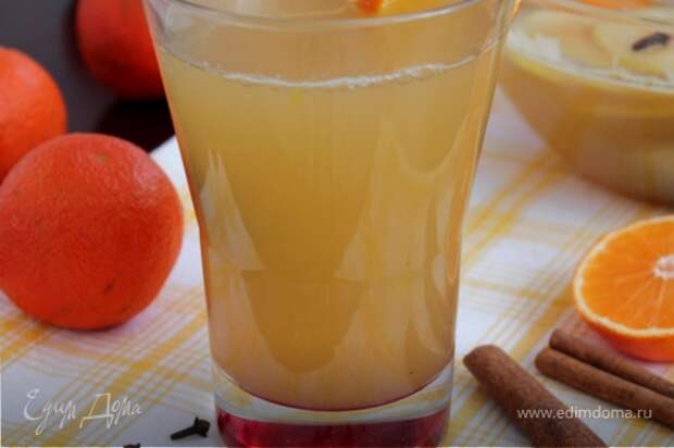 Пунш подавайте горячим, украсив дольками лимона или апельсина.