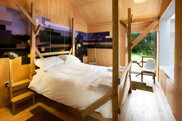Интерьер спальни сделан только из природных материалов («Balancing Barn»).
