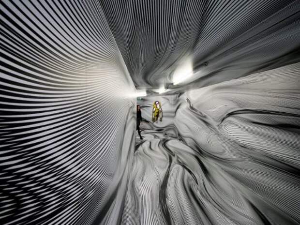 Художник превращает обычные помещения в гипнотические оптические иллюзии,
