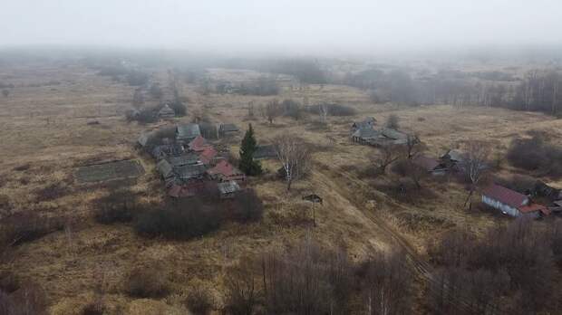 Это огромная, заброшенная деревня Мордовии. Здесь остались сотни брошенных домов и на десятки километров ни одной живой души. Люди покинули это место совсем недавно и масштаб просто потрясает.-11-3