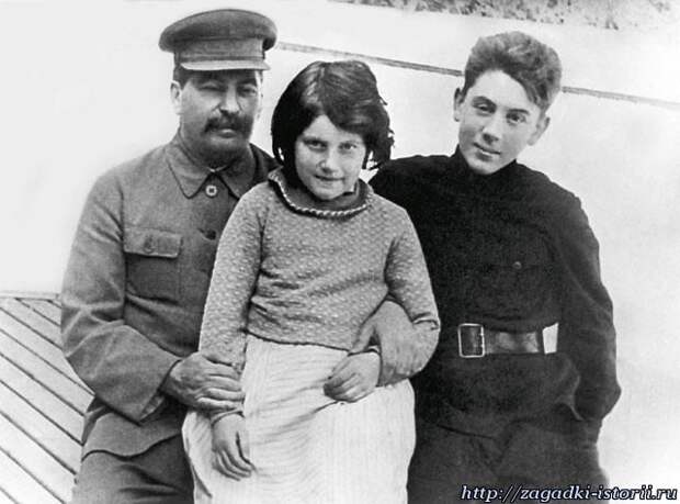 Иосиф Сталин с сыном Василием и дочерью Светланой Иосиф Сталин с сыном Василием