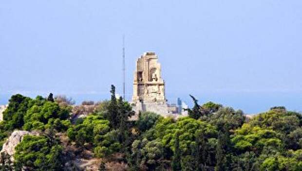 Памятник Филопаппу в центре Афин в Греции. Архивное фото