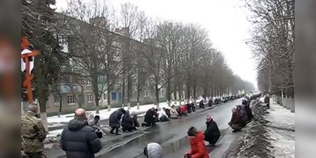 Жители Краматорска встали на колени на похоронах бойца ОУН