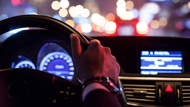 "РГ": перед ночной поездкой на авто нужно помыть стекла и проверить лампочки