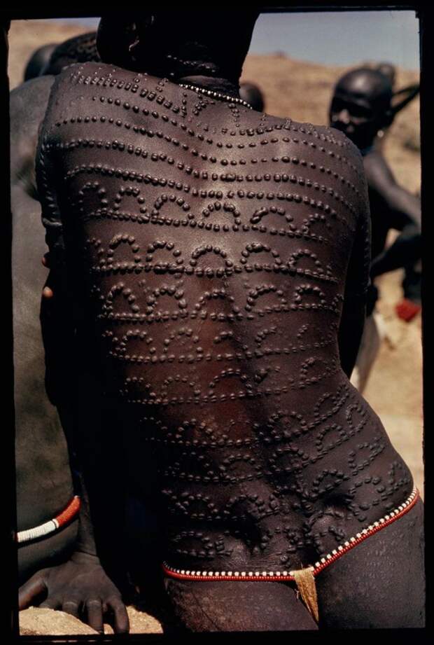 Рубцы от шрамирования (скарификации) в виде узора по всей спине суданской женщины, 1966 national geographic, неопубликованное, фото