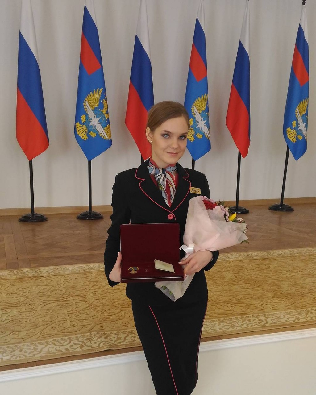 Год спустя.. Как это было моими глазами..👀✈ Прошли прекрасные выходные в солнечной Доминикане🌅 и мы отправились на работу 10.02.2016(дома уже 11.02.),на реис #R2-554 по маршруту Пунта-Кана-Москва🛫 Вылетели по расписанию в 22:47UTC 🕚 Конечно разница в часовых поясах большая по сравнению с родным городом (в Пунта-Кане UTC "-4" часа) и перестраиваться туда-сюда не просто.По местному вечер..дома утро..ну вы понимаете😏 Переглянулись мы после взлета с коллегой, с мыслями примерного содержания: "быстрее бы отработать" = "как не хочется сеичас работать,хочется отдыхать" = "быстрее б долететь"...часовые пояса сказываются😊 Примерно через 10мин после взлета пилоты подали сигнал сотого эшелона,после которого бортпроводники могут приступить к работе,но табло "застегнуть ремни" еще горит и пассажиры соответственно сидят. Я выполняла обязанности под номером 1R(первый правый),работа на 1й кухне и бизнес-класс.Мы встали со своих станций и начали готовиться к обслуживанию.Тут нас тряхонуло (типичная но не хилая #турбулентность)и я начала рассказывать девченкам историю,как в одном из реисов (тоже над океаном) я и @likaboil 😂 оказались на полу на коленках в премиум-классе с едои на нас и вокруг нас,тогда са молет ушел из под ног (но это уже другая история).. И спустя некоторое время,примерно на 15 минуте полета мы слышим хлопок(как его уже прозвали),ощутили резкую потерю высоты,замедление скорости,далее тишина в левом двигателе,в салон пошел дым и запах.Кто-то видел вспышку💥 в левом двигателе. Старший бортпроводник зашел в кабину пилотов,для выяснения происходящего и дальнейших деиствий. Мы закрепили оборудование и все внимание перенаправили на пассажиров и наблюдали за обстановкой в целом. Бдительность на высоте👆В глазах 😱и на устах людей вопрос "что происходит?"🙄,бесспокойство..У нас тот же вопрос,только глаза поменьше🤔 Отвечали "сеичас выясняем","сохраняите спокоиствие","не переживаите" и т.п. Спрашивали друг и друга "ты как?","Что дальше?",думали "будут ли сливать топливо?"ПРОДОЛЖЕНИЕ⬇⬇⬇⬇ #самолет#orenair#554#доминикана#пунтакана#оренбургскиеавиалинии#экипаж#эвакуация##минтранс#минстерствотранспортарф