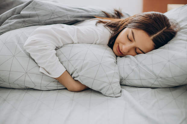 Диетолог Садыгова рассказала, как правильно спать для похудения