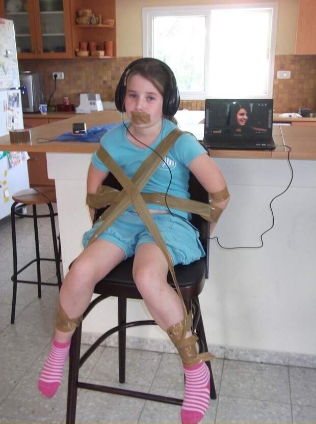 Привязать к стулу, и дать слушать Селену Гомез - высшая кара дети, наказание, прикол, ребёнок, родители, смешно, фото