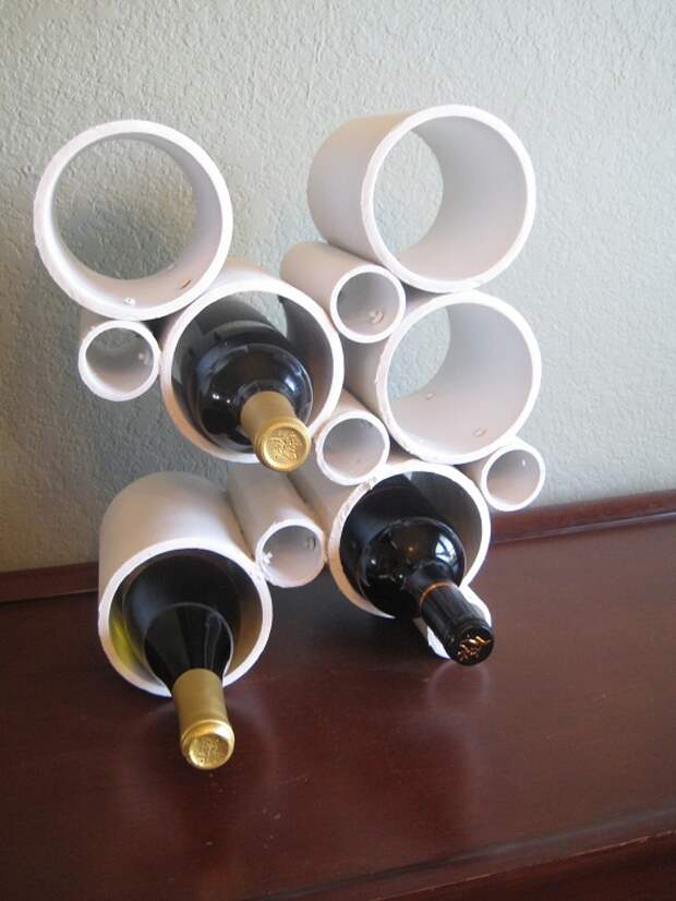 Удачное решение создать подставку из ПВХ труб для хранения вина.