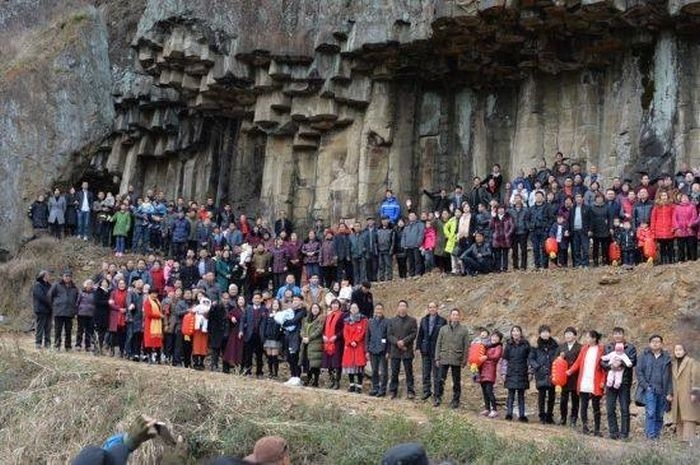 Семейное фото, на которое попали 500 родственников Семейное фото, на которое попали 500 родственников