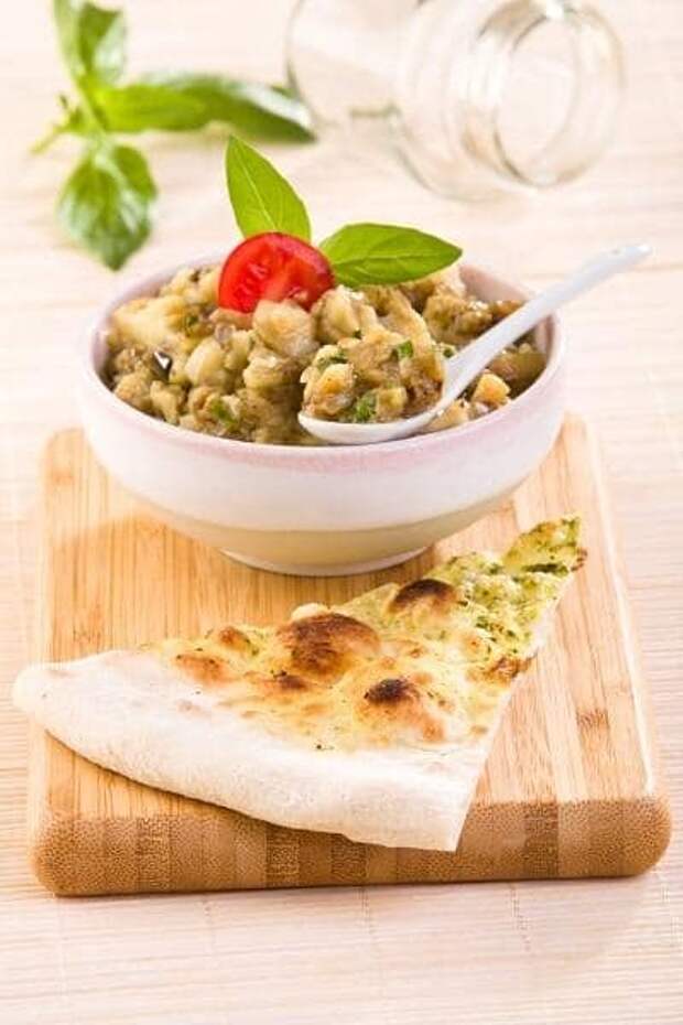 Икра из баклажанов с зеленью петрушки