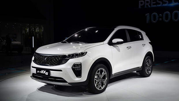 Kia kx5,Kia sportage. Новую решётку «тигриным носом» уже не назовёшь даже с самой большой натяжкой. Намёки на Cayenne из экстерьера вымараны. Видно, что это именно новый Sportage, но преемственности со старым в нём больше, чем до рестайлинга. К счастью, всё не так страшно, как с Тусаном.