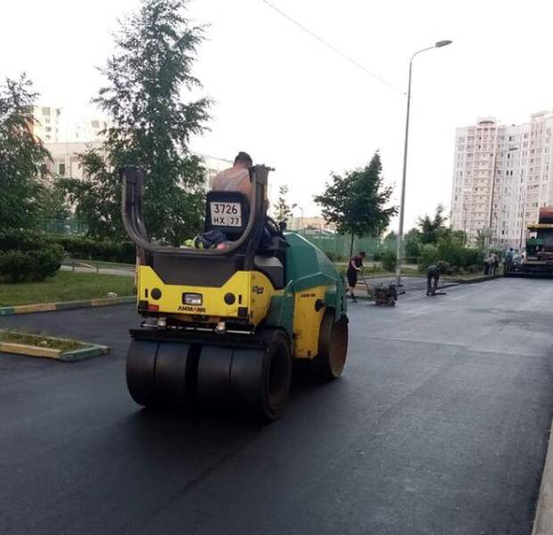 Во дворах на Дмитровском и Челобитьевском до конца августа заменят асфальт