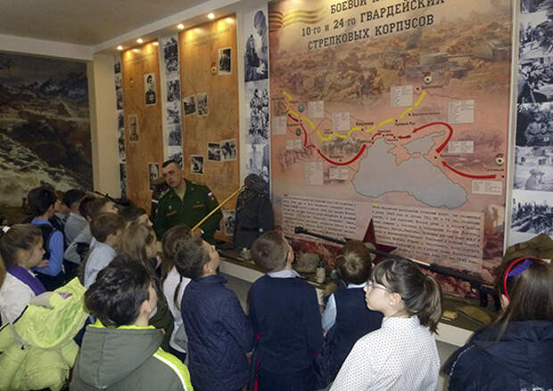 Российские военнослужащие в Приднестровье провели экскурсию для юнармейцев в музее «Боевой Славы»