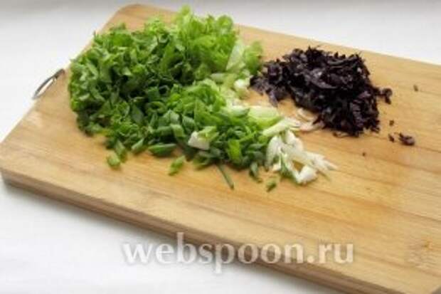 Зелёный лук, салат и базилик нарезать.