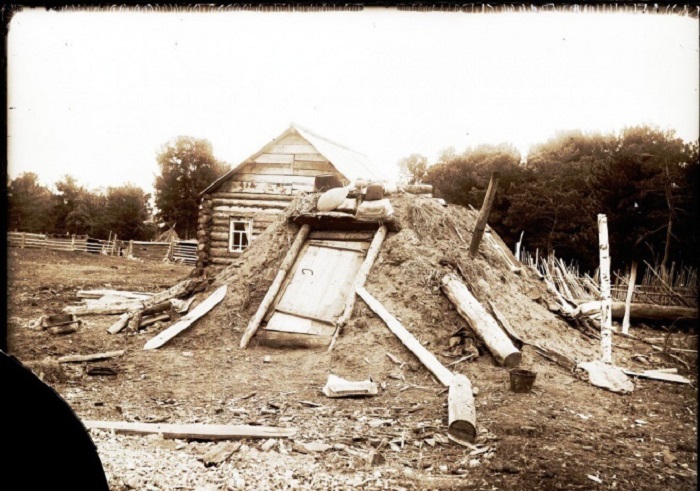 Остяцкая землянка в 1913 году. 