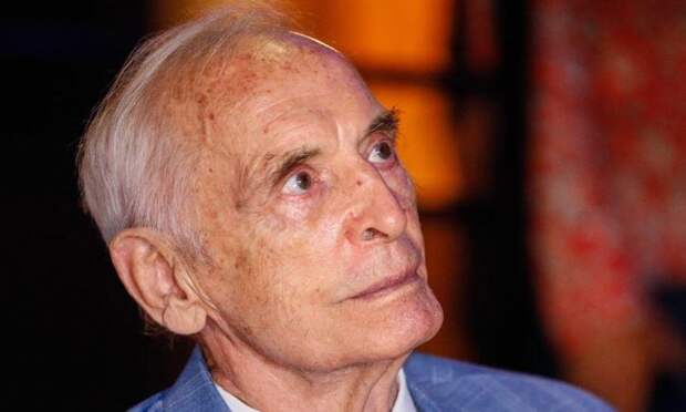 СМИ узнали, что актеру Лановому стало плохо во время спектакля