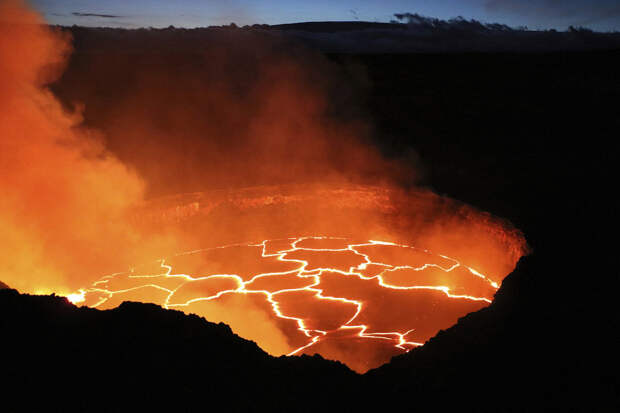 Это активный щитовидный вулкан Килауэа на острове Гавайи