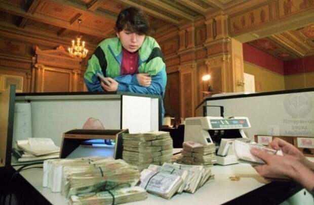 17. В одном из первых коммерческих банков России "Российский кредит". Москва, 1995 год 17. В одном из первых коммерческих банков России "Российский кредит". Москва, 1995 год