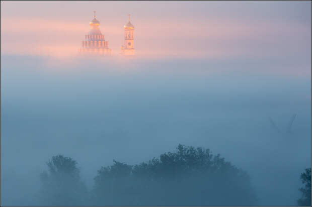 Золотой цвет церкви, пробивающийся сквозь туманную дымку. Автор фотографии: Александр Марецкий.