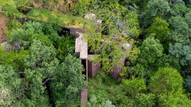 Африканский дом, уникальным образом вписанный в ландшафт. /Фото: arquine.com
