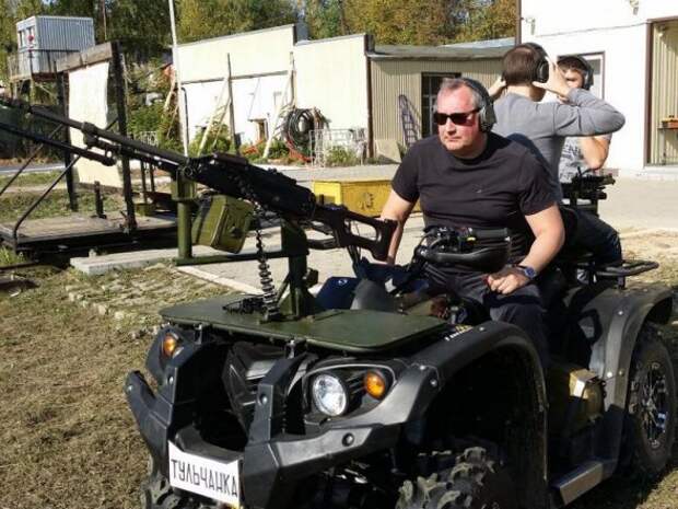 ЦНИИточмаш представил Дмитрию Рогозину военный квадроцикл