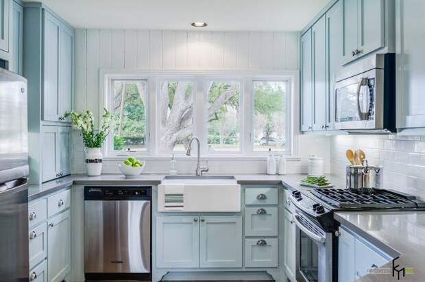 В пастельно-голубом тоне