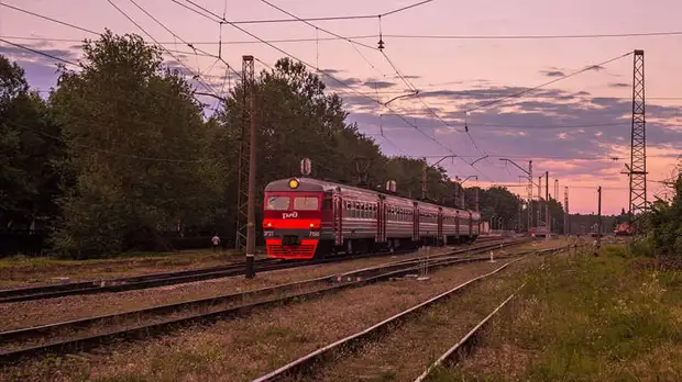 Юный зацепер погиб после падения с крыши электрички в Подмосковье