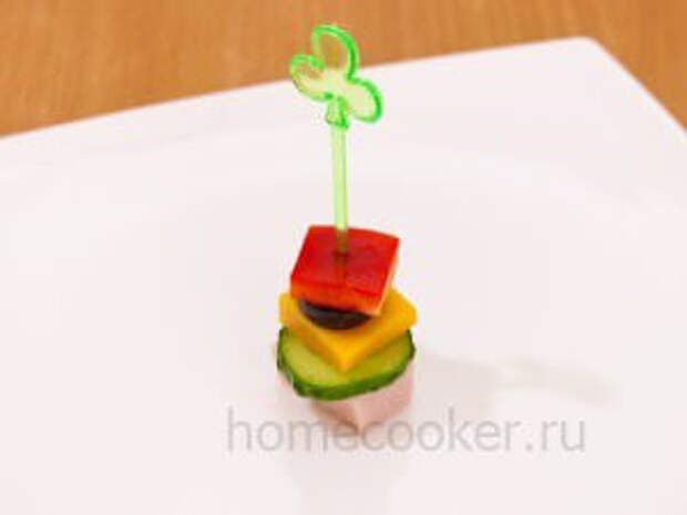 Канапе Kanape s vetchinoj ogurtsom perchem i syrom 300x225 Канапе