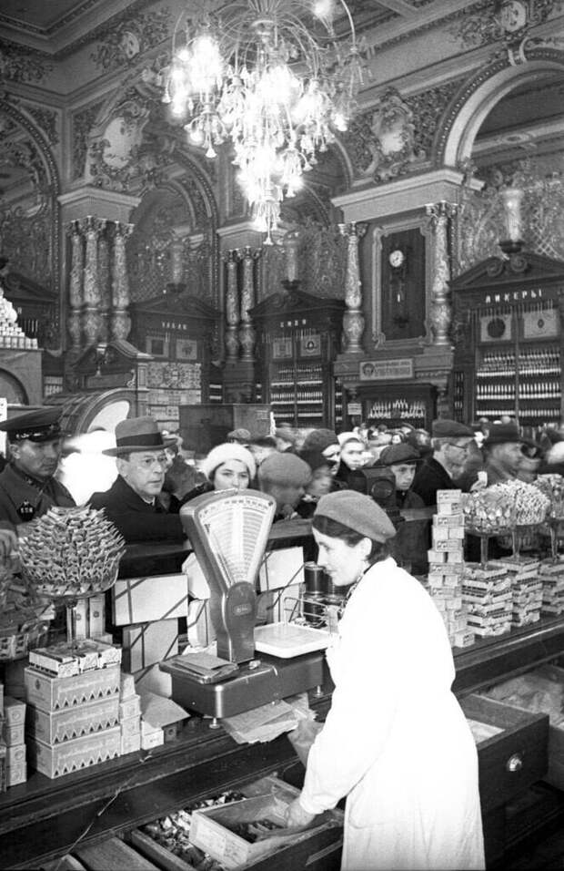 1930-е.Торговля в Елисеевском магазине