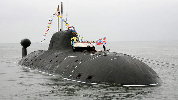 Атомная подводная лодка «Самара» на генеральной репетиции военно-морского парада и театрализованного представления, посвящённых Дню Военно-морского флота. 