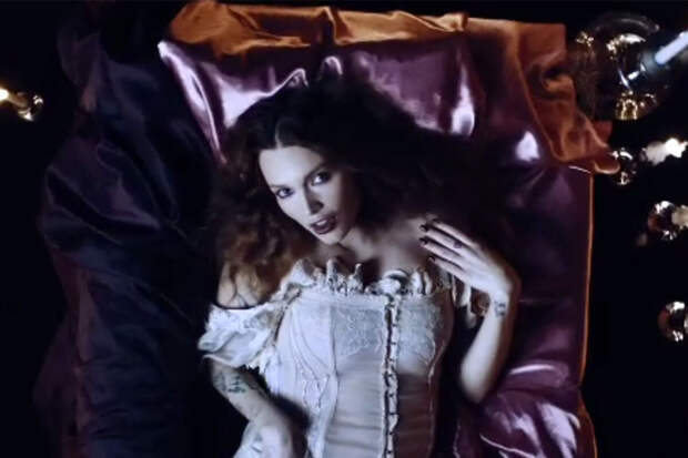 Певица Настя Кудри показала беременный живот