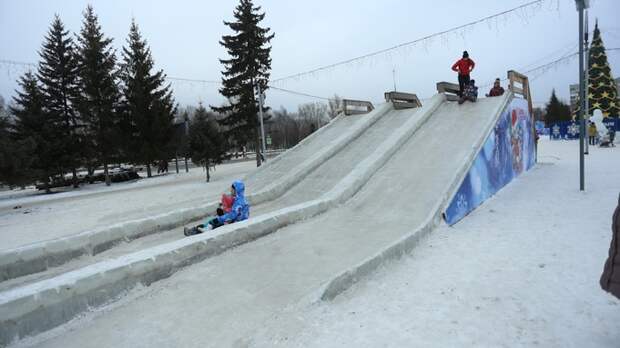 Девятилетний мальчик сломал позвоночник, катаясь на горке в Новосибирске