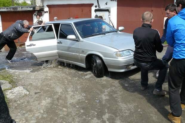 Как спасали автомобили из затопленных гаражей Как спасали автомобили из затопленных гаражей