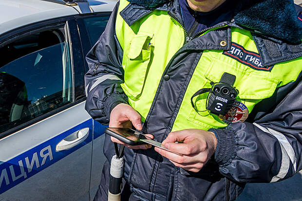 Табельное оружие спасло новосибирских полицейских от лобового тарана