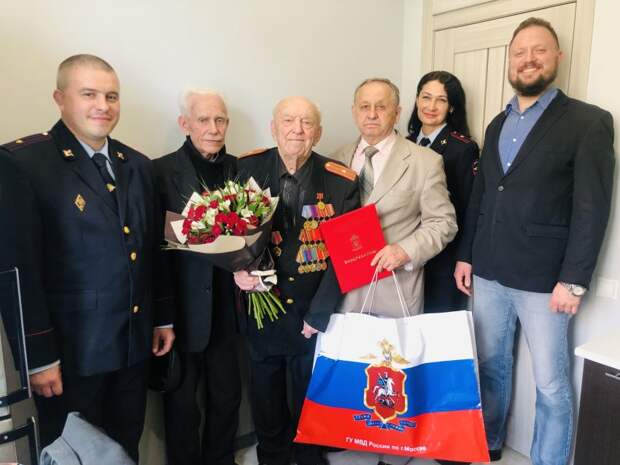 Поздравление ветерана Божко. Фото: УВД по САО