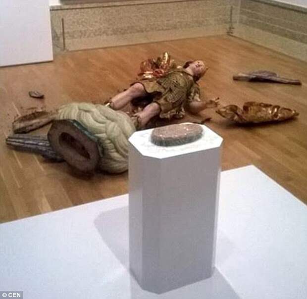 Турист так увлекся селфи, что разбил статую XVIII века в музее Лиссабона лиссабон, музей, селфи, статуя, турист