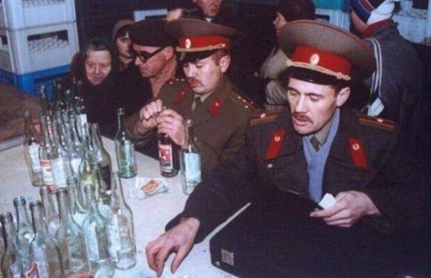 16. Военные после праздников сдают стеклотару. 1991 год 16. Военные после праздников сдают стеклотару. 1991 год