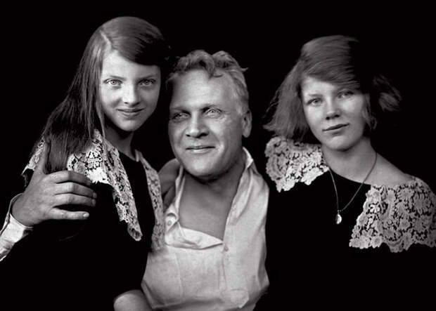 Федор Шаляпин с дочерями Мариной и Марфой.