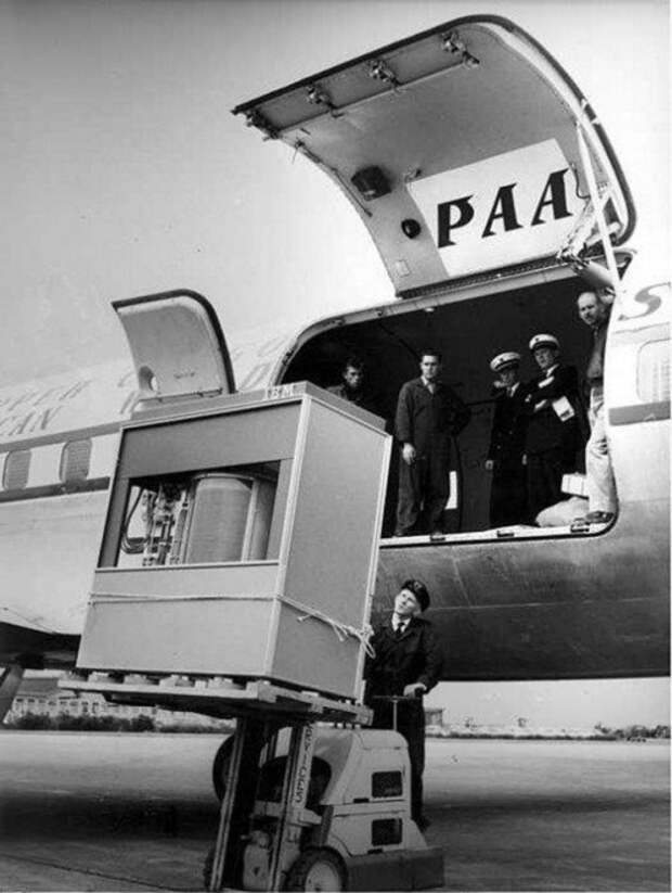 Команда технического обслуживания загружает пять мегабайт в самолёт Pan American в 1956 году.