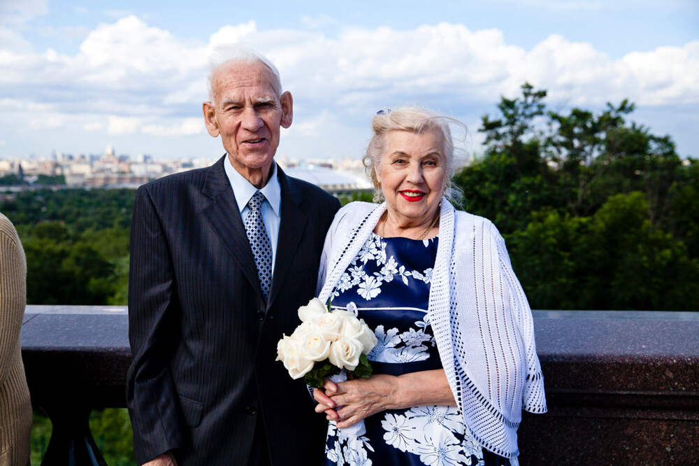 Ей 30 ему 50. Ей 30 ему 50. Ей 30 ему 50. Коко шанель афоризмы и цитаты. Бимбо и папик.