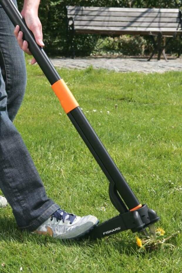 С инструментом Fiskars Xact Weed Puller удалять сорняки станет проще простого. /Фото: i.ebayimg.com