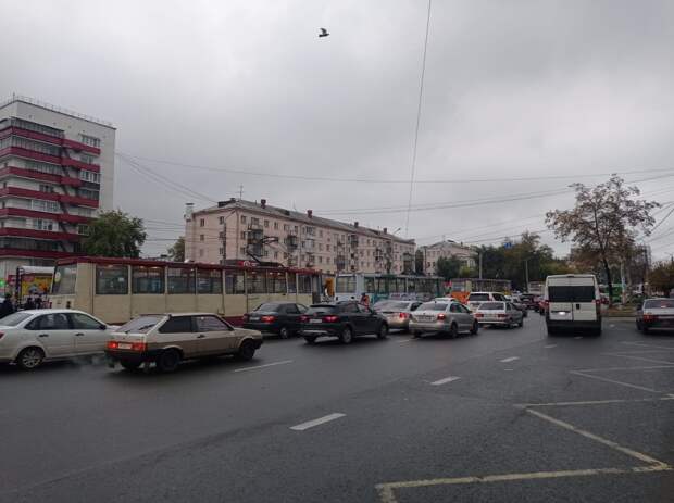 В Челябинске трамвай сошел с рельсов и заблокировал движение в сторону Северо-Запада