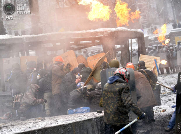 Украина. Киев. 22 января. Столкновения протестующих против действующей власти с сотрудниками правоохранительных органов. (Sergei Supinsky/AFP/Getty Images)