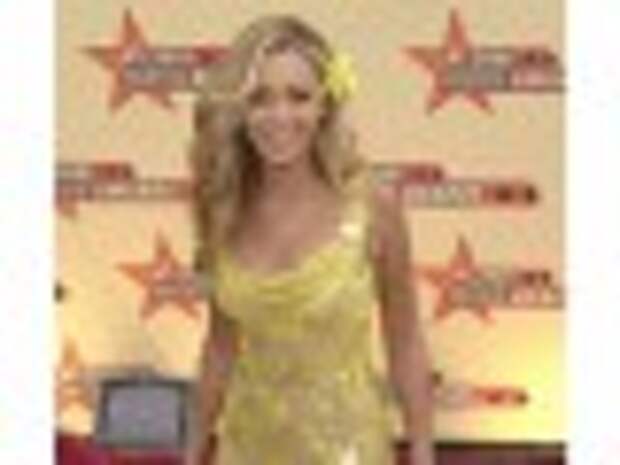 2001: В том же году на MTV Movie Awards. Бейонсе решила сделать акцент на ноги, но вместо одобрения на нее вылили ушат критики. 