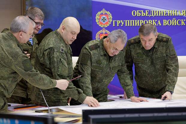 Первый вопрос, который возник в воскресенье, сразу же после назначения Сергея Шойгу на должность секретаря Совбеза, звучал так: «А кто встанет у руля Генштаба?».-3