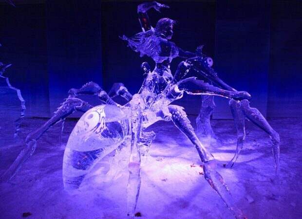 Ледяная скульптура в Канаде