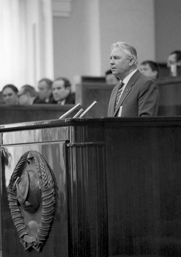 Секретарь ЦК КПСС Егор Кузьмич Лигачев во время выступления на сессии Верховного Совета РСФСР, 1985 год.
